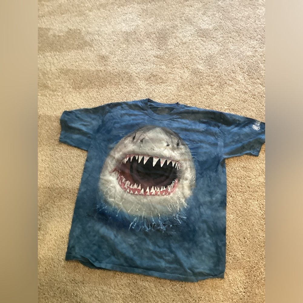 XL men’s shark t-shirt used, fine condition
